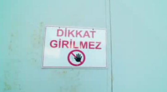 Dikkat Girilmez afişi