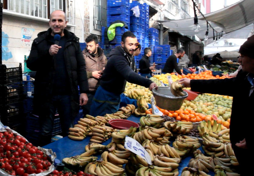 Pazar'a Gelen Kazanıyor afişi